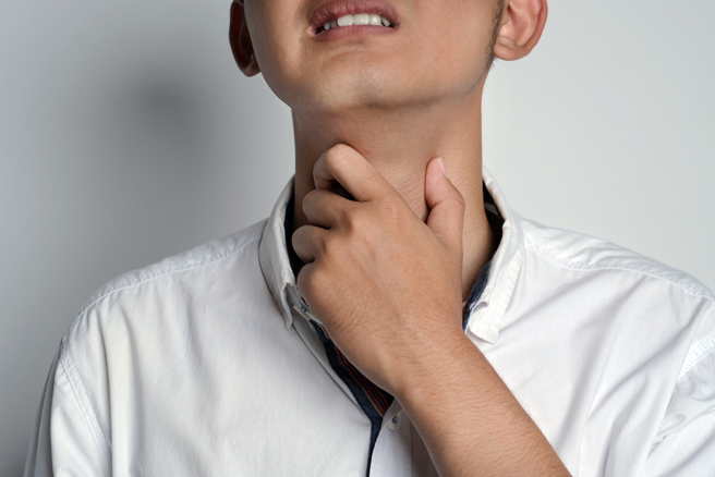 壯男喉嚨痛急就醫，不到4小時就進加護病房。（圖／shutterstock）