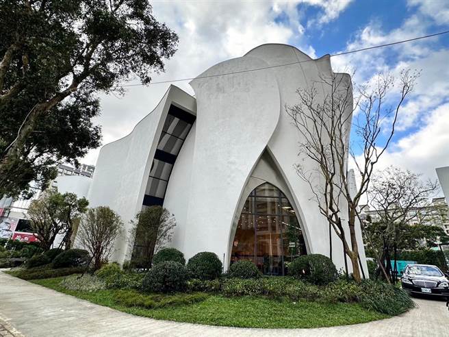 自明年元旦起，新北「建筑工程设置样品屋及临时广告物管理要点」扩大样品屋设置范围、消防审查纳入申请规定及样品屋道路侧增留通行空间供民眾使用。（新北市工务局提供）