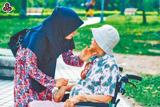 近日劳动部推动「聘雇外籍看护工家庭短期替代照顾服务实施计画」（短照计画），合计喘息服务最高每年可让家事移工休假52天、相当于每周休假1天，并在明年起上路。（报系资料照）