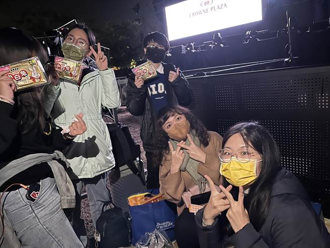 台南好Young跨年演唱会已有许多粉丝在场排队卡位。(台南市政府提供／曹婷婷台南传真)