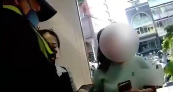 43岁卢女误信网路微型创业到银行欲匯货款9万2千元，幸在警方及行员合力劝阻下，也成功拦阻她的荷包继续失血。（台中市第二分局提供／冯惠宜台中传真）