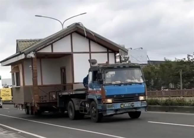 拖板车违规载运小木屋，网惊：看到移动城堡。(警方提供)
