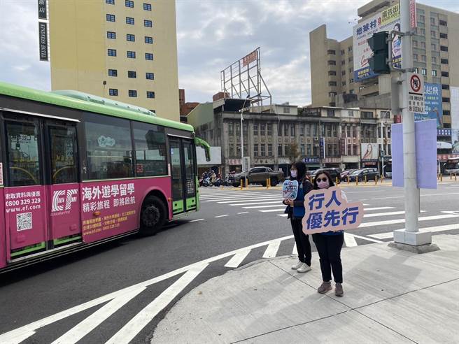交通局不定时、不定点至路口稽查驾驶长行为，如查未依规定减速及礼让行人将依法举发。（翻摄照片／高雄洪靖宜传真）