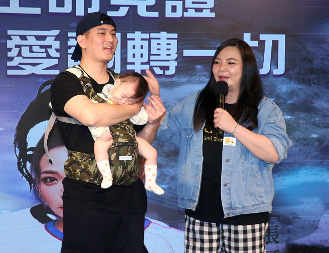 图为艺起发光促进协会11月29日举行「爱在四月天爱，家就幸福了」大型公益演场会会前记者会，艺人小甜甜（右）与先生宋晋贤、女儿米苔目出席。（图/ 本报系资料照）
