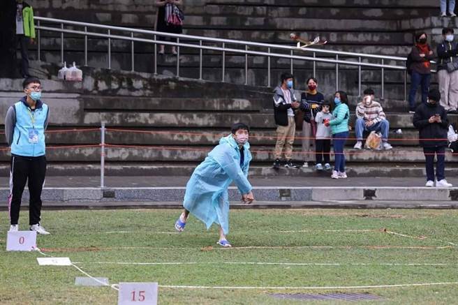 競賽期間遇到下雨，選手在雨中奮戰。（台中市教育局提供）