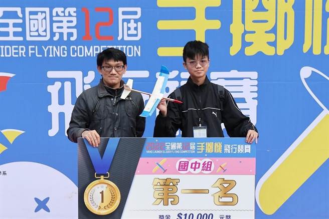 北新國中楊雋皓老師帶領學生李東諭勇奪國中組第一名。（台中市教育局提供）