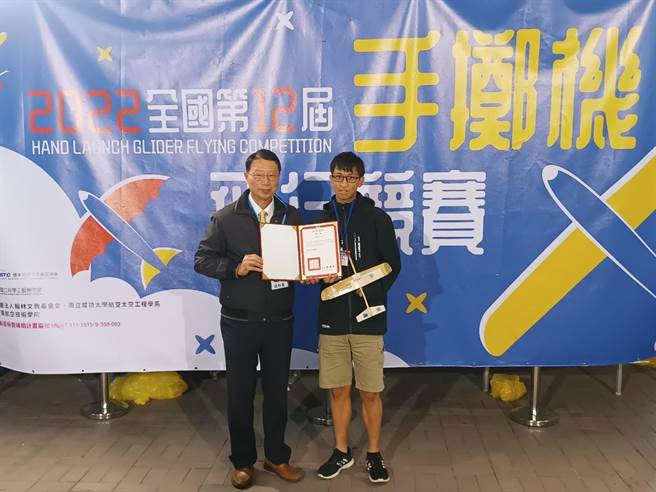 台中二中學生游承諺勇奪高中組優等獎。（台中市教育局提供）