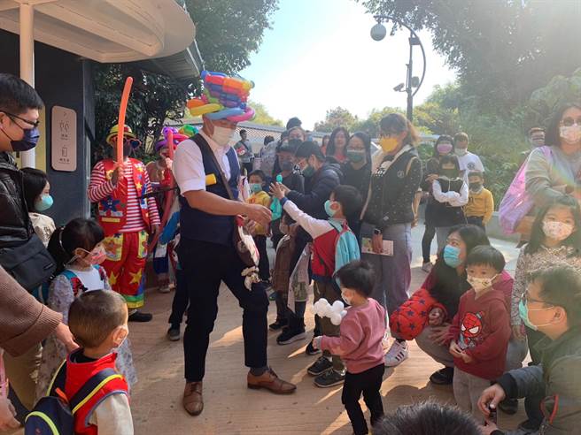 街頭藝人與小朋友互動。（柯宗緯翻攝）