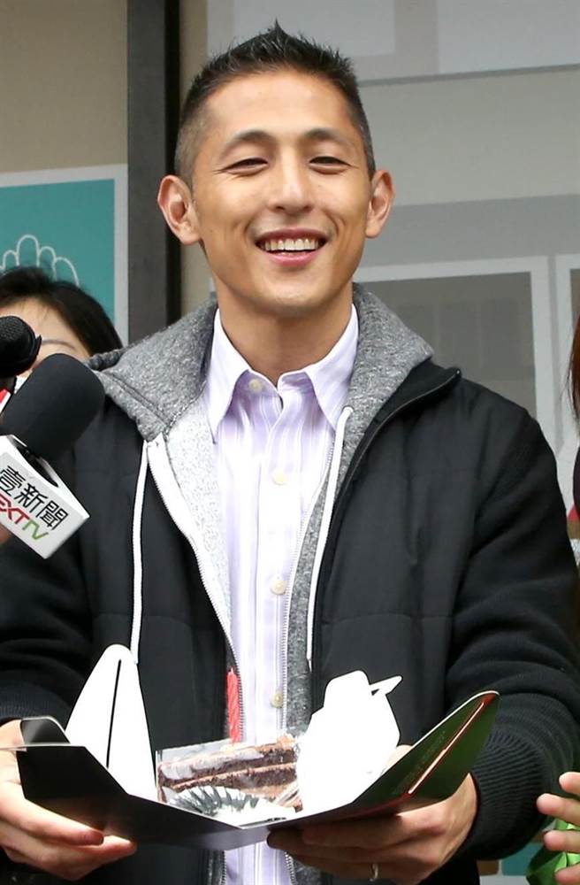 今日刚好是吴怡农的42岁生日，有支持者在吴怡农结束媒体联访时闯入祝贺，给他生日蛋糕。（赵双杰摄）