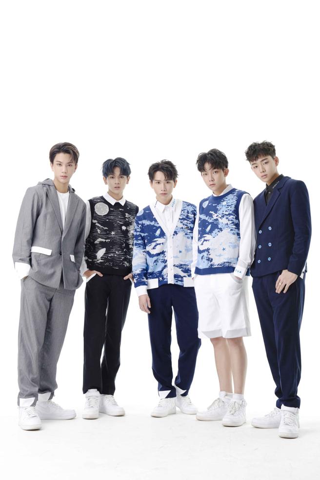 「AcQUA源少年」李秉谕（左起）、卢佾旸、黄莑茗、林毓家、须弘道，将首度登上跨年晚会演出。（种子音乐提供）