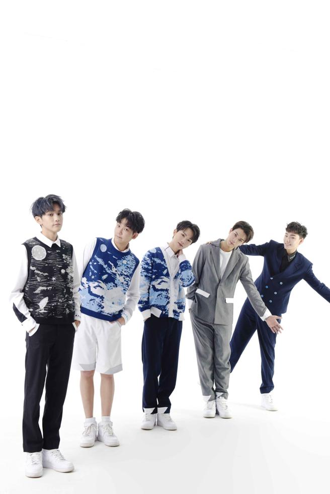 AcQUA源少年跨年战服以APUJAN擅长的奇幻风格，将星球、太空船等元素融入，与团员本身青春气质不谋而合。（种子音乐提供）