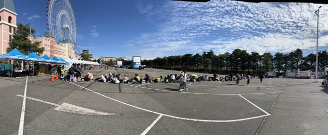 麗寶樂園渡假區跨年晚會將於晚間9點登場，上午已出現排隊人潮。（麗寶樂園渡假區提供）