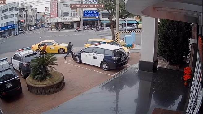 見義勇為的計程車司機（左穿褐色上衣）把車停在公正派出所門口，廖嫌（穿黑衣者）拔腿就跑，計程車司機跟著抓他。（斗六分局提供）