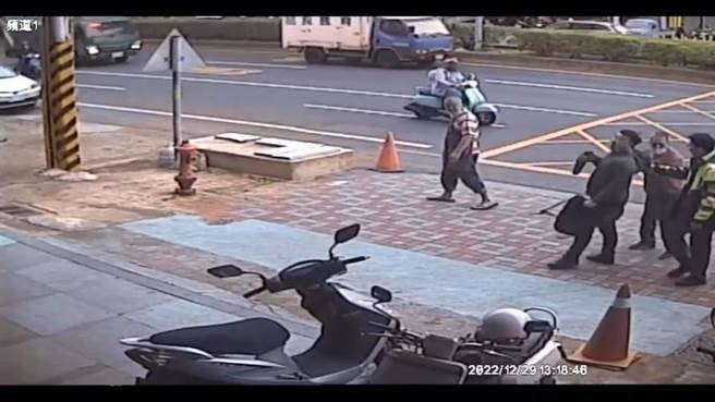 廖嫌（右三）被公正派出所員警（右一）與計程車司機抓到，拎回派出所。（斗六分局提供）