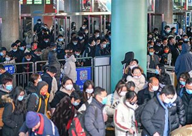 中國工程院團隊研究：春運期間城鄉人口流動性將極大影響疫情走向。（觀察者網）