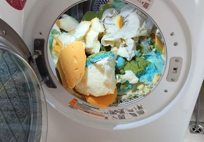 人夫打開烘衣機驚見「海綿蛋糕」直接崩潰。（圖／翻攝自爆廢公社二館）