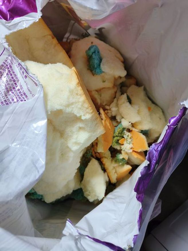 天兵老婆把乳膠枕頭拿去洗，洗完之後就丟到烘衣機裡面烘乾，慘況曝光。（圖／翻攝自爆廢公社二館）