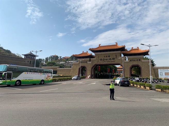 义大世界「2023紫耀义大 享乐好漾」跨年活动，将与民眾一同迎接2023年元旦曙光，警方预估今日傍晚起有大量车流涌入义大世界跨年，将实施交管，于今晚8时起禁止汽车进入。(警方提供／林雅惠高雄传真)