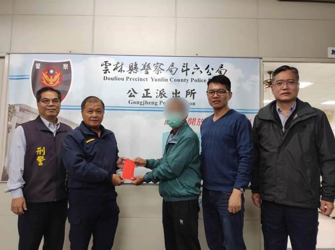 斗六分局副分局長黃仁男（左二）頒獎給見義勇為的計程車司機（右三）。（斗六分局提供）
