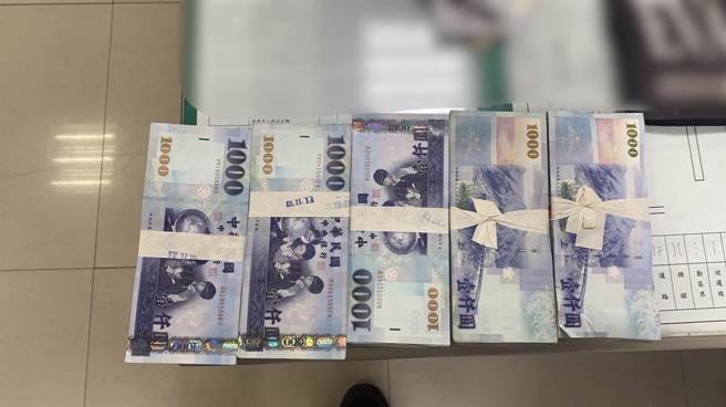 警方從廖姓嫌犯背包取出的贓款50萬元，來自一名70歲被騙的長者，幸好失而復得。（斗六分局提供）
