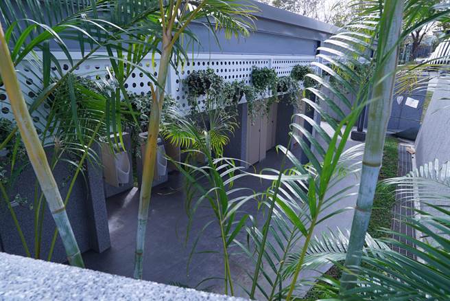 厕所因男厕旁的「眺望台」可直接窥探男厕内，还因此被戏称为「赏鸟平台」，如今重新规划增加绿叶植物遮挡，不过隐蔽性仍堪忧。（吴建辉摄）