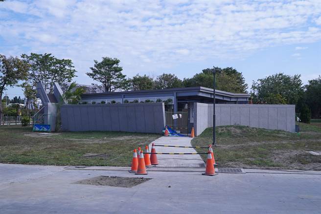 耗时3年斥资1.3亿元的田尾乡怡心园整治计画，过去在地人熟悉的牌楼与游憩设施不见，取而代之的是整片绿地与一间厕所。（吴建辉摄）