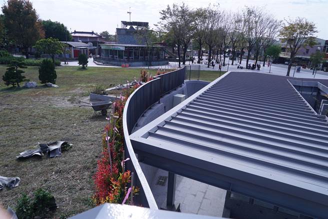 包商已经重新设计，用绿叶植物遮掩，增加厕所的隐蔽性，加设遮罩并种植成排的垂叶植物，未来生长以后可以直接遮蔽整个厕所。（吴建辉摄）