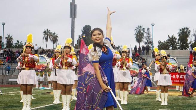 北一女乐仪旗队经过数个月的集训，代表台湾参加美国元旦盛会玫瑰花车游行。（图/ 中央社）