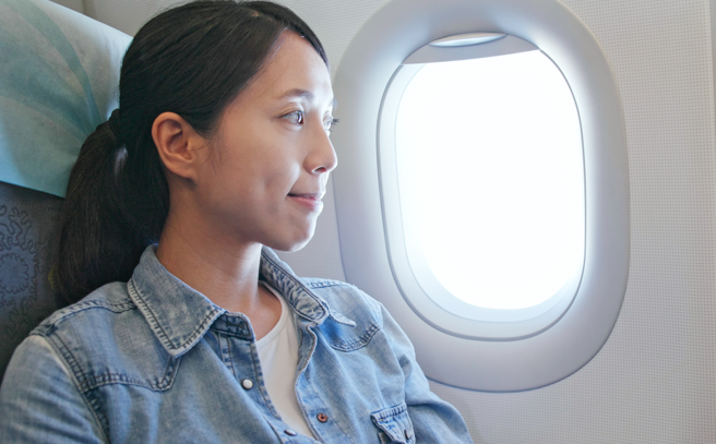 美国一名空服员分享搭机别做3件事，例如尽量不要穿短裤，容易沾到过多细菌。(示意图/达志影像)