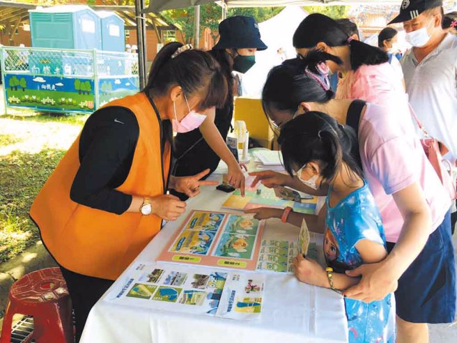 八德區公所自111年7月16日至7月31日辦理首屆「埤塘文化節」，在親子闖關嘉年華活動中有許多爸爸媽媽帶著小孩一同來闖關。(圖／八德區公所)

