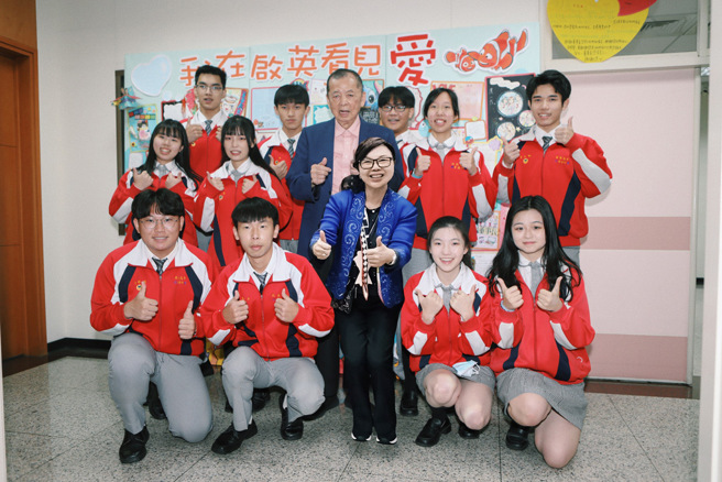 启英高中董事长吴庆堂及妈咪王美只与考取医学系台大学生合影。
(图／启英高中提供)
