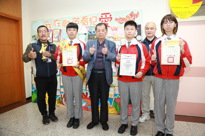 启英高中董事长吴庆堂及妈咪王美只与考取医学系台大学生合影。
(图／启英高中提供)
