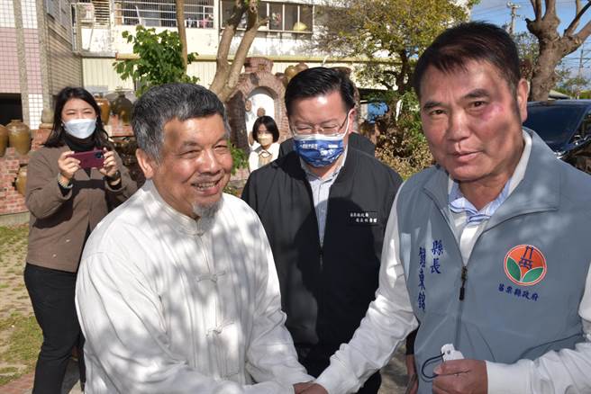 苗栗县新科县长锺东锦首度造访竹南蛇窑，与蛇窑窑主林瑞华相见欢。（谢明俊摄）