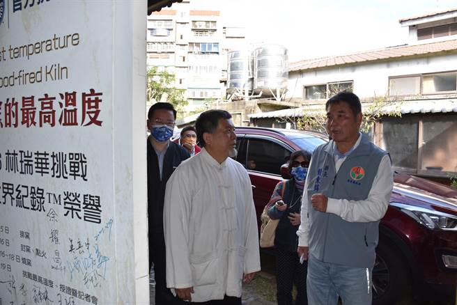 苗栗县新科县长锺东锦首度造访竹南蛇窑，蛇窑窑主林瑞华亲自简介。（谢明俊摄）