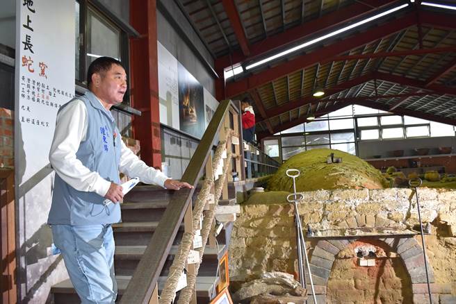 苗栗县新科县长锺东锦首度造访竹南蛇窑。（谢明俊摄）