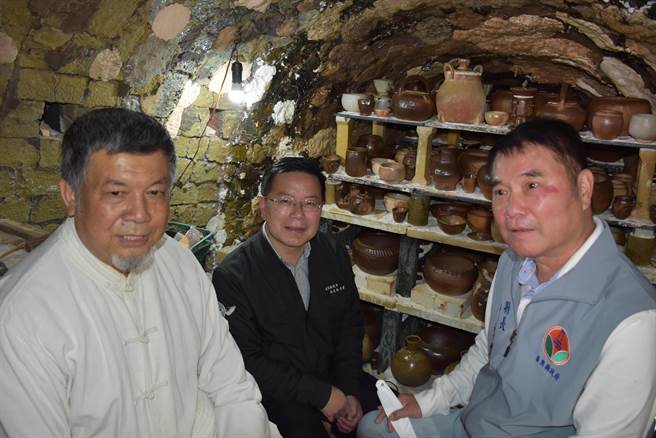 苗栗县新科县长锺东锦首度造访竹南蛇窑，由窑主林瑞华陪同入蛇窑查看最新烧制完成的陶艺品。（谢明俊摄）