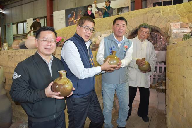 苗栗县新科县长锺东锦首度造访竹南蛇窑，体验蛇窑开窑。（谢明俊摄）