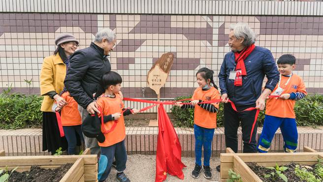 苗栗县新英国小30日启用新菜田。（台湾好基金会提供／谢明俊苗栗传真）