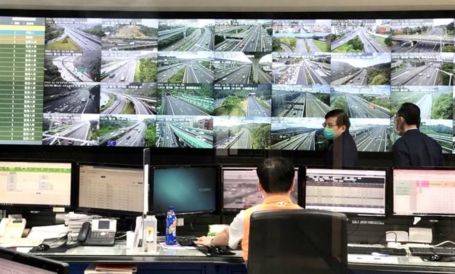 交通部长王国材下午前往高公局行控中心视察国道元旦连假车流。（吕健豪摄）