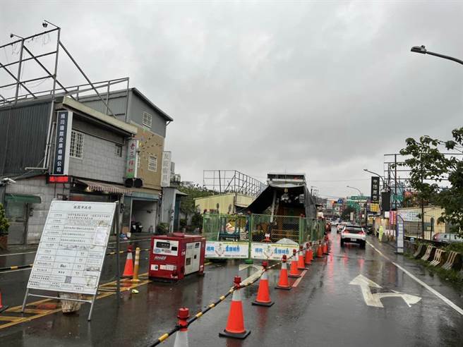 桃园龙潭圣亭路、中丰路口是龙潭联外重要道路，车流量相当大，今年3月起施作污水下水道接管2阶段工程。（徐玉树提供／蔡明亘桃园传真）