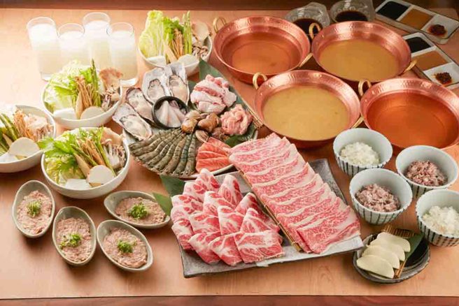 7F「黑毛屋」推出四人团圆套餐，特价 4,576 元。
(图／远东巨城购物中心提供)
