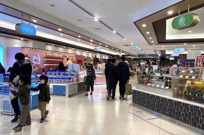 B1 伴手礼区各式轻食甜点、养生保 健礼盒，是年节送礼最佳选择。 (图／远东巨城购物中心提供)


