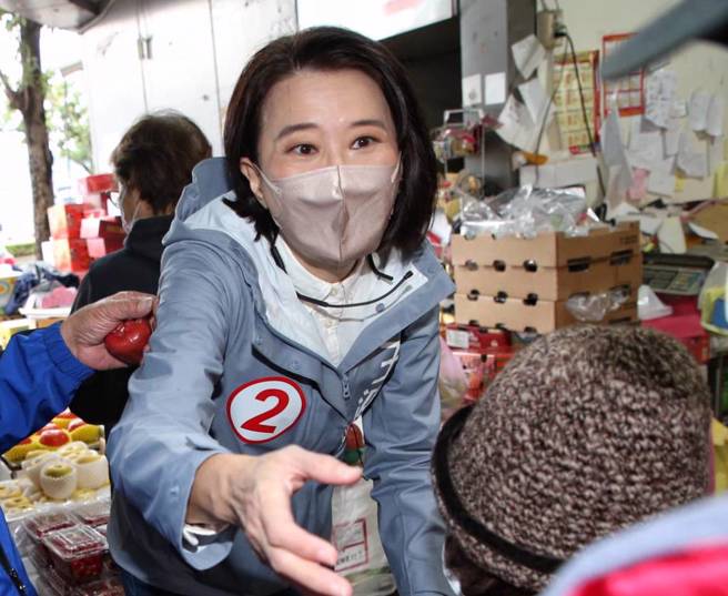 民進黨台北市第三選區立委補選候選人吳怡農（前）31日到濱江果菜市場拜票，會前受訪。（趙雙傑攝）