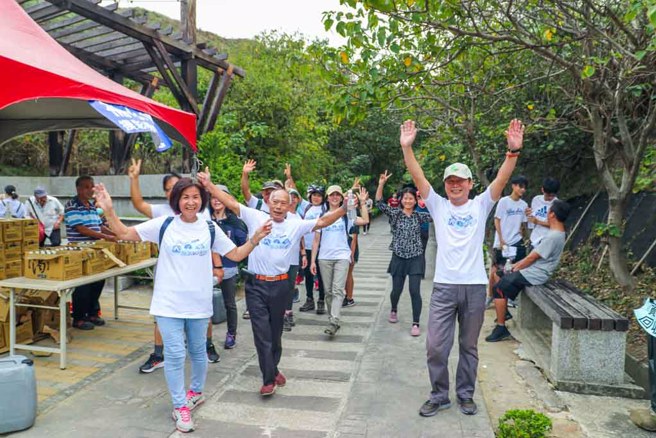 后龙健走每年都吸引数千名运动爱好者共襄盛举，前镇长朱秋隆（前右）也与民同乐。(图／后龙镇公所提供)

