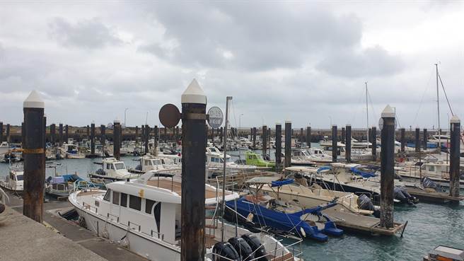 竹围渔港有堤防保护的B、C区46个游艇船位仍可供停泊，专家学者已确认安全无虞能继续营运。(蔡依珍摄)