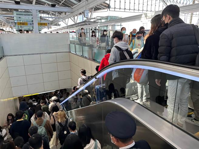 台铁表示，今日为节前旅客返乡、出游、及跨年活动的重点日，加上后疫情解封，预计单日旅客运量将达70万人。（台铁提供／陈佑诚传真）