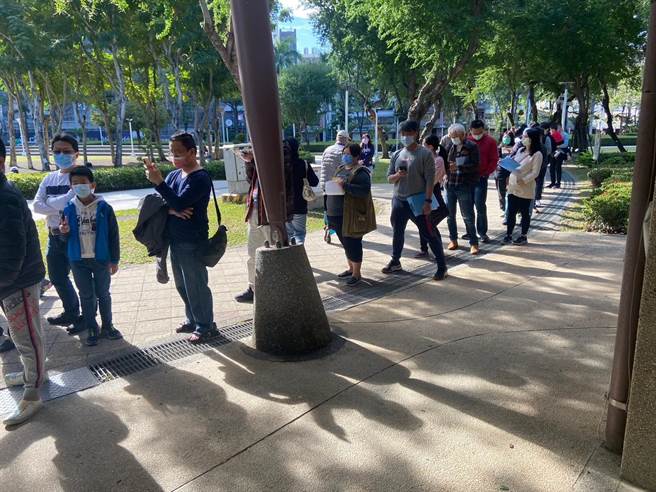 台中文心森林公园疫苗接种站再现抢打潮。（施胜桓提供／冯惠宜台中传真）