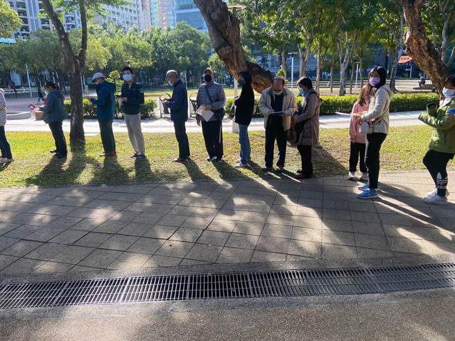 台中文心森林公园疫苗接种站再现抢打潮。（施胜桓提供／冯惠宜台中传真）