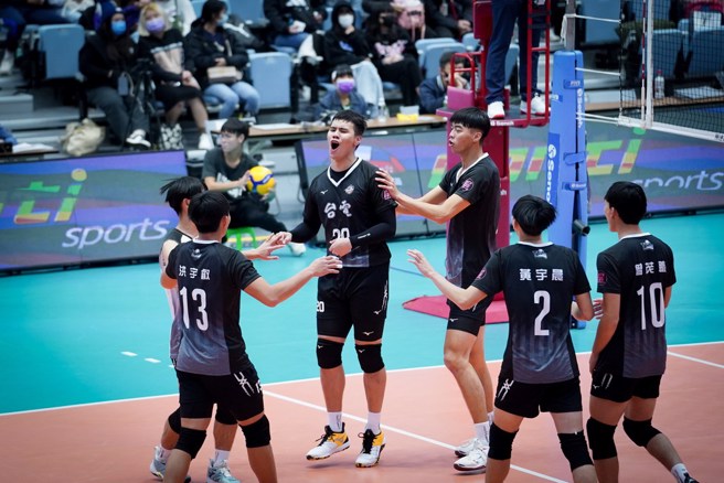 屏东台电球员在场中庆祝得分。(中华排协提供)