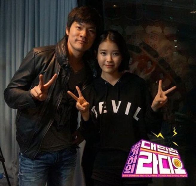 IU出道后首度认爱对象就是大11岁的歌手张基河。(图／取自韩网)